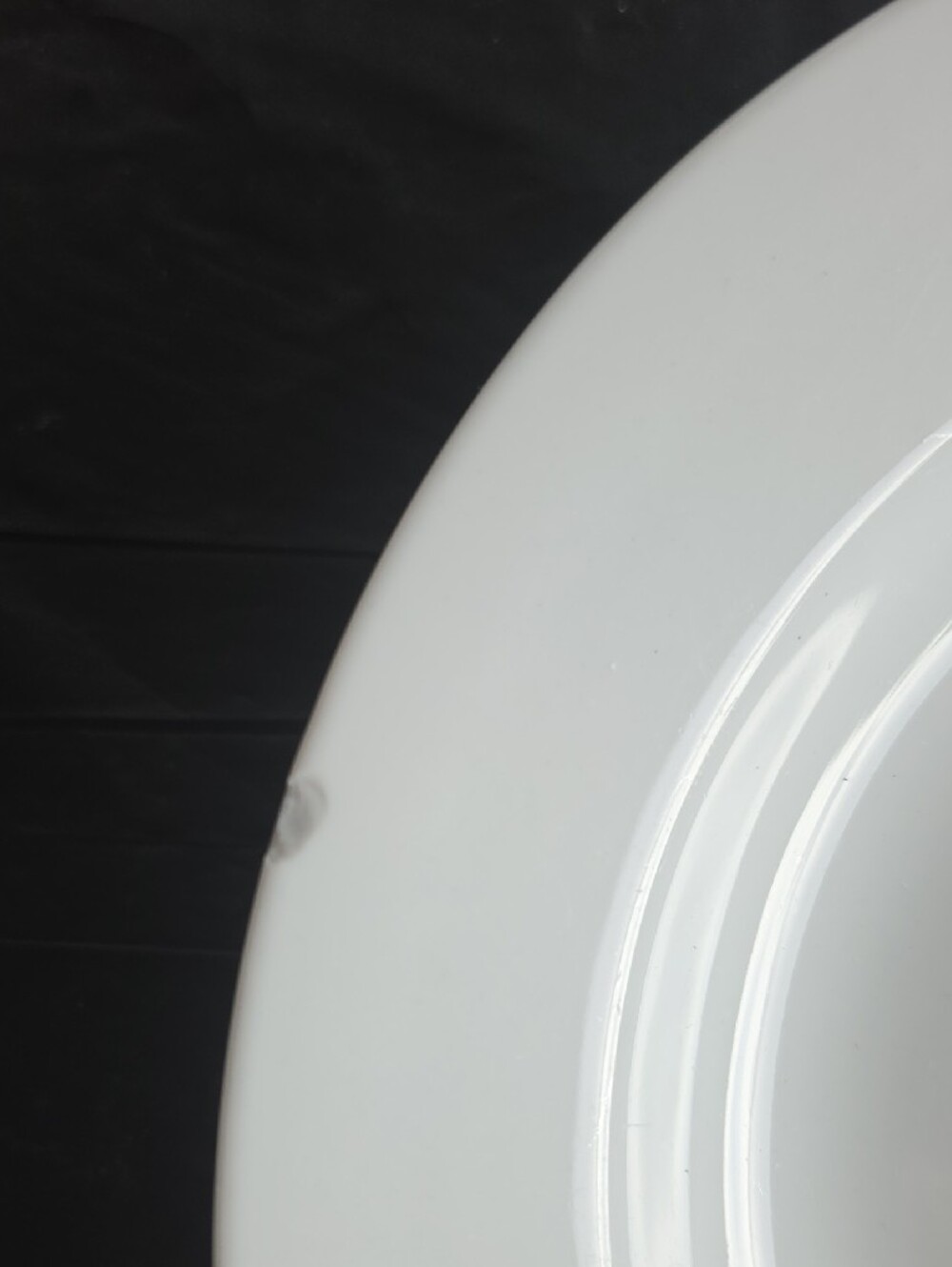 COOKS White Dinner Plates with Black Leaf Motif - Set of 2 CALLOUT-2 Chips - Picture 4 of 4